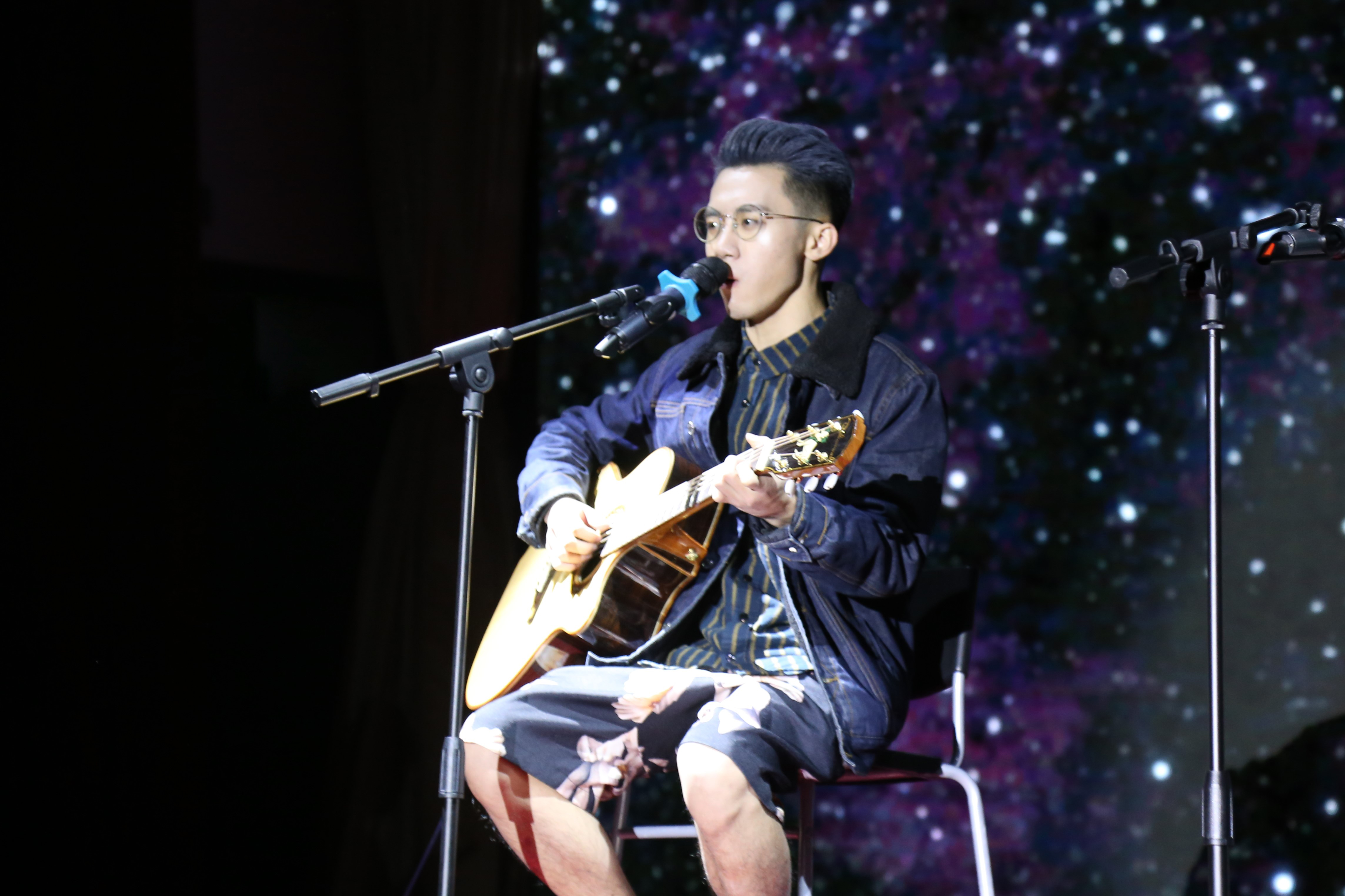东方教育时报:沪大学生演唱中外歌曲展现"高校好声音"